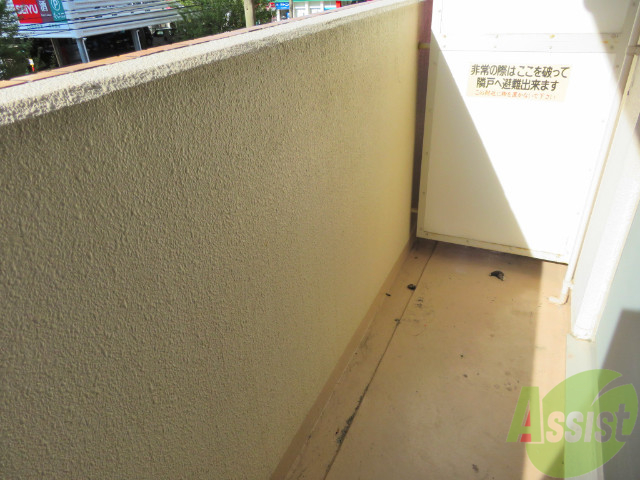 バルコニー　バルコニーは洗濯物を干すのに十分な広さがありますね。