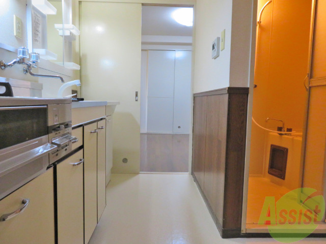 玄関　玄関からの様子です。６帖の洋室に繋がっています。