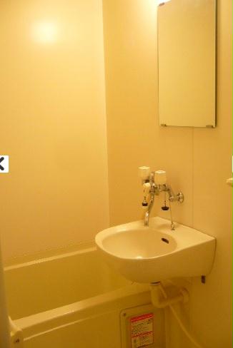 バス・シャワールーム　洗面台は浴室に御座います。