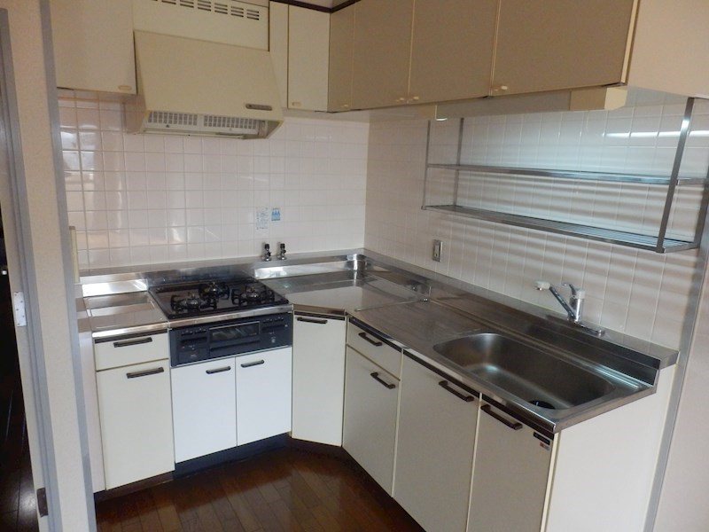 キッチン　キッチンは大きなＬ字型