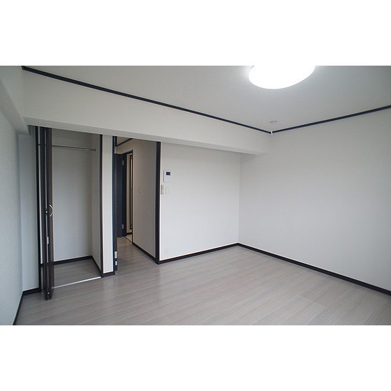 居室・リビング　お洒落なモノトーン調の内装です