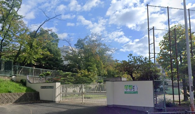 小学校　豊中市立東泉丘小学校（小学校）まで581m