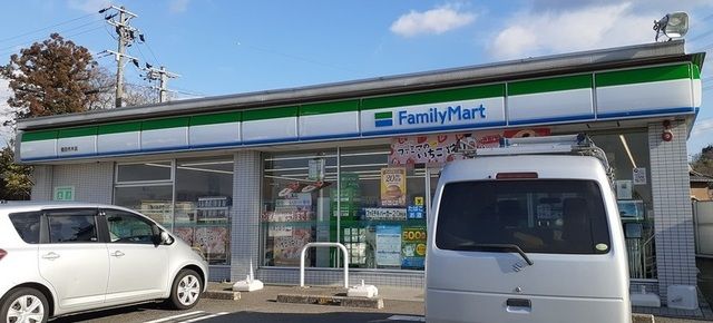 コンビニ　ファミリーマート（コンビニ）まで400m