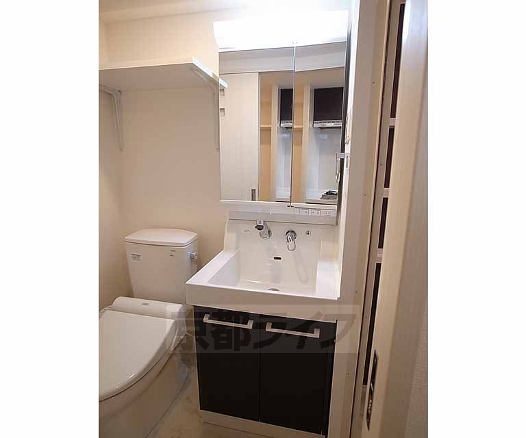 洗面設備　デザインの良いシャンプードレッサー。