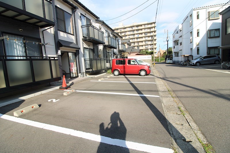 駐車場　建物全面が駐車場です。駅近で駐車場が取れるのはうれしいですね