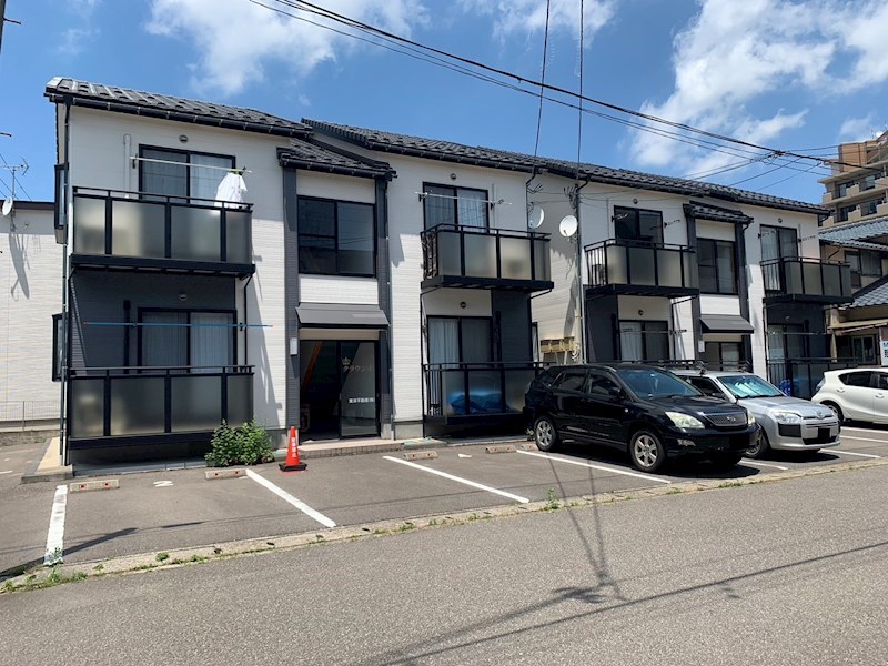 建物外観　南向きの陽当りの良い建物です。接している道路も広く、運転に自