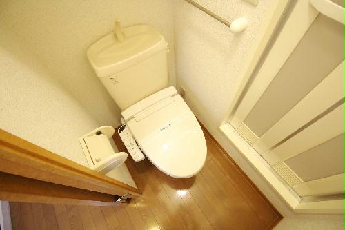 トイレ　温水洗浄便座付きだから、寒い時期でも快適♪