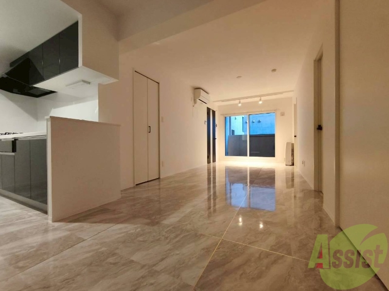 居室・リビング　木目のフローリングは落ち着きのある印象のお部屋になりますね。