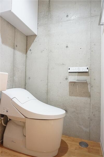 トイレ　落ち着いた色調のトイレです