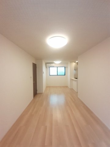 居室・リビング　こちらの居間で趣味の時間をお楽しみください