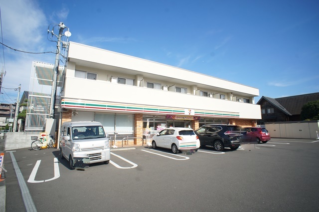 コンビニ　セブンイレブン（コンビニ）まで733m