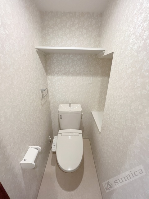 トイレ　人気アイテムの温水洗浄便座。清潔感のあるトイレです。