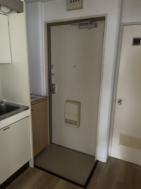 玄関　同物件別号室の写真です。