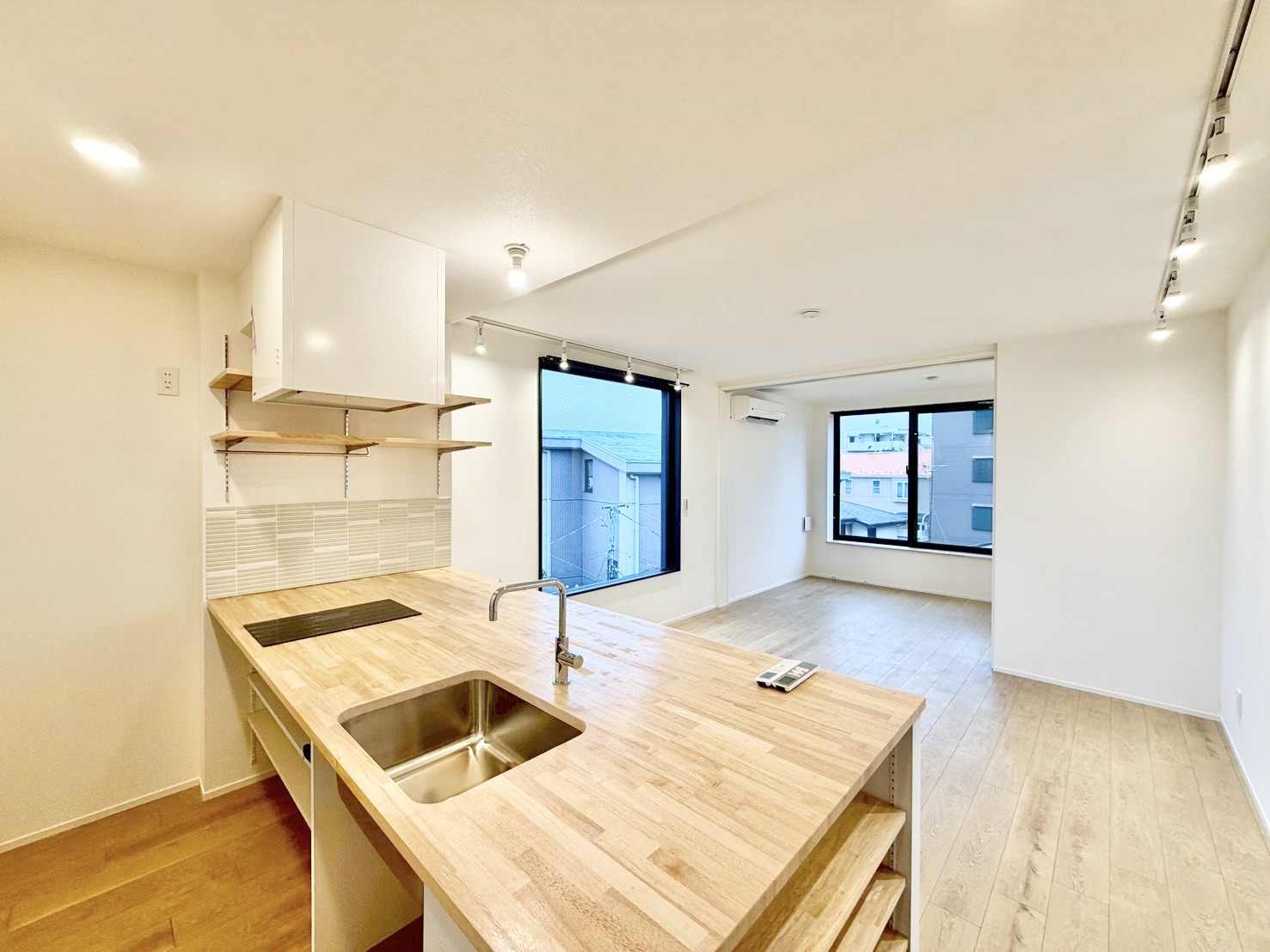 玄関　２面採光で明るい