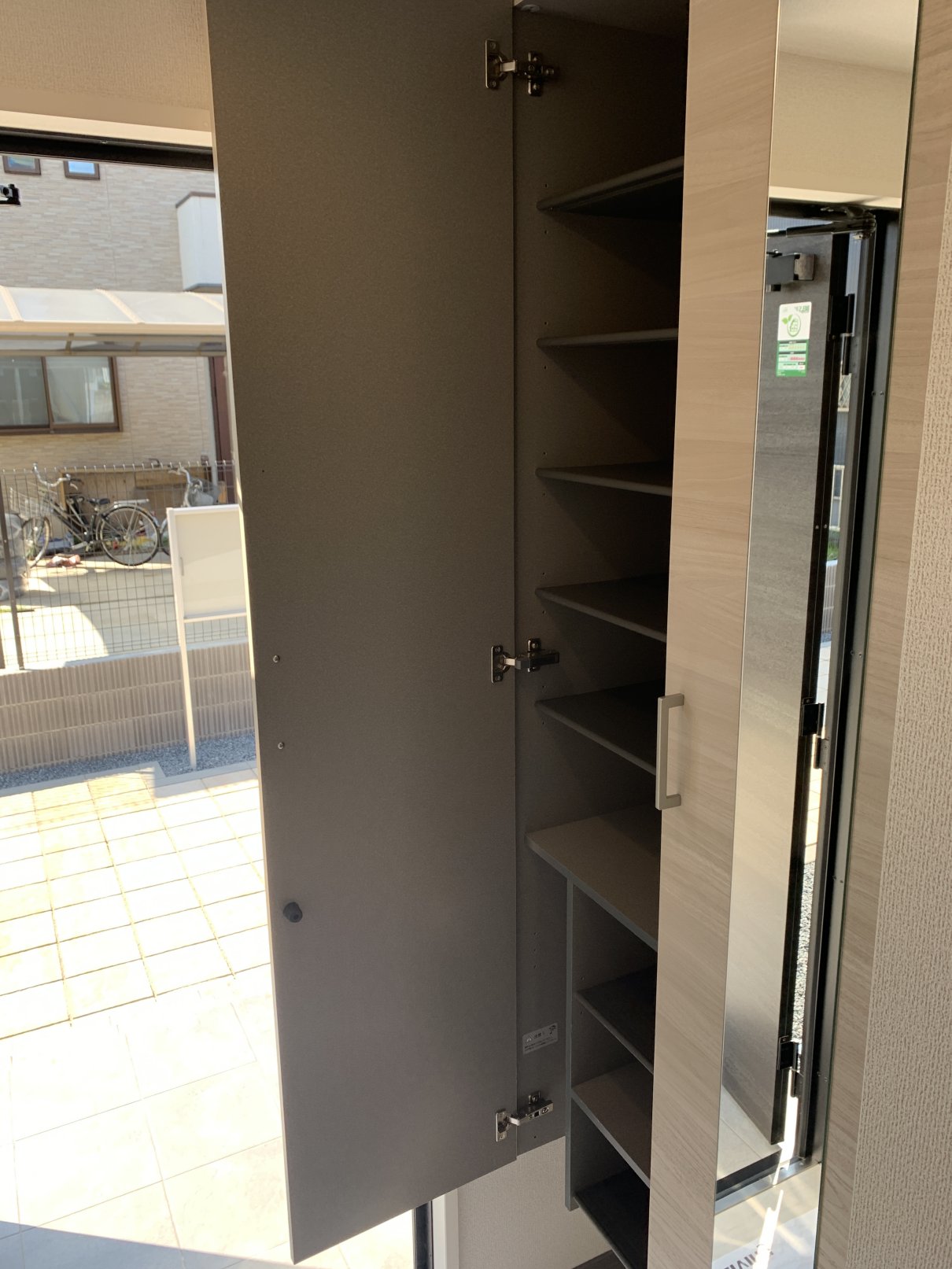 玄関　収納たっぷりの下駄箱付