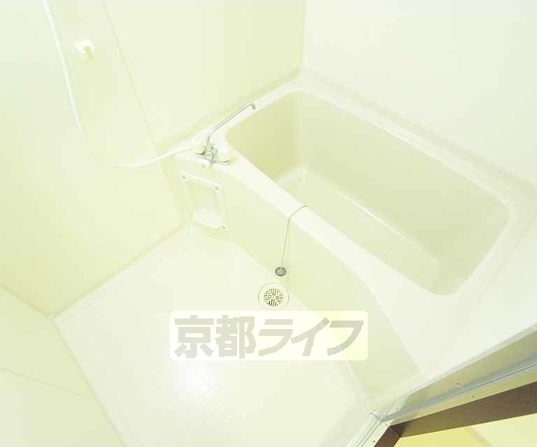 バス・シャワールーム　清潔感のあるバスルームです。