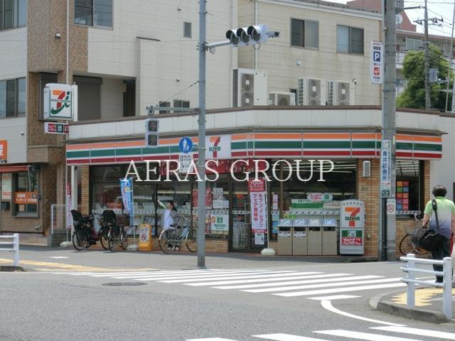 コンビニ　セブンイレブン足立青井駅前店（コンビニ）まで438m