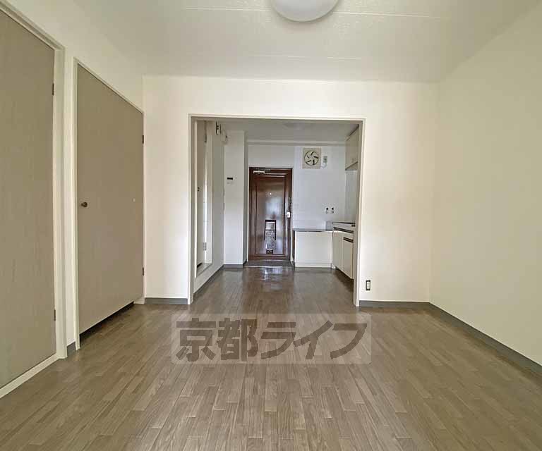 居室・リビング　最上階の１ＤＫのお部屋です。大型バイクまで駐輪可能な物...