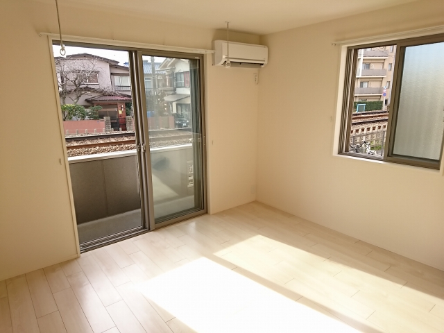 居室・リビング　洋室8帖　明るい室内