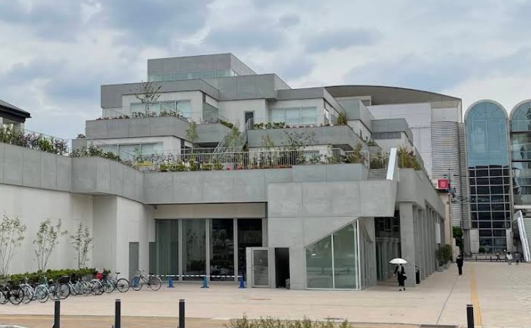 図書館　小牧市立図書館（図書館）まで372m