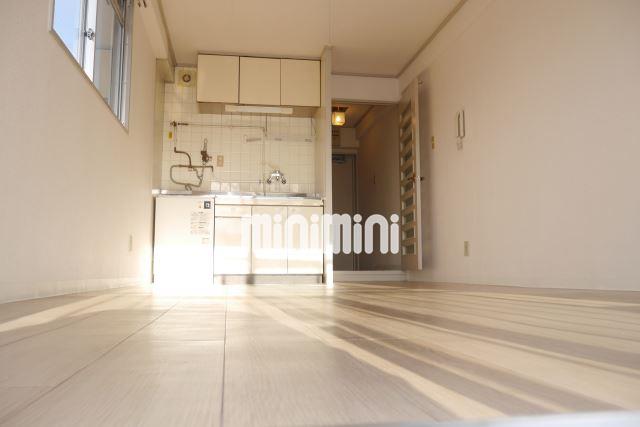 居室・リビング　白い床