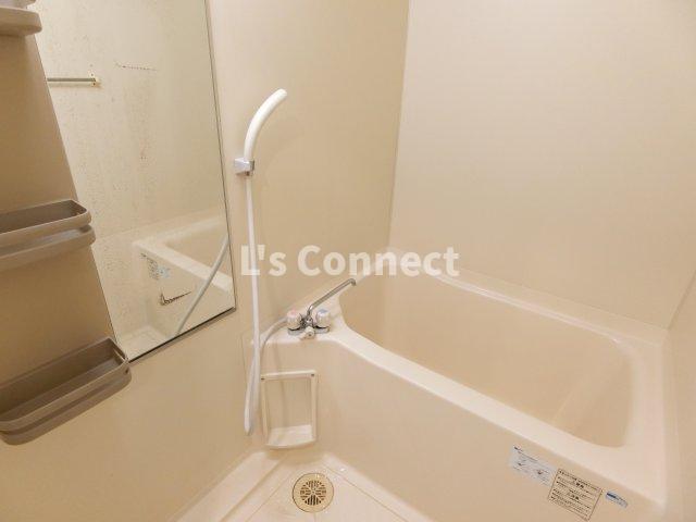 バス・シャワールーム　給湯式のお風呂。