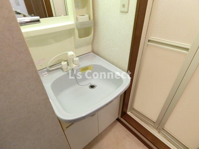 洗面設備　朝の支度もスムーズな独立洗面台。