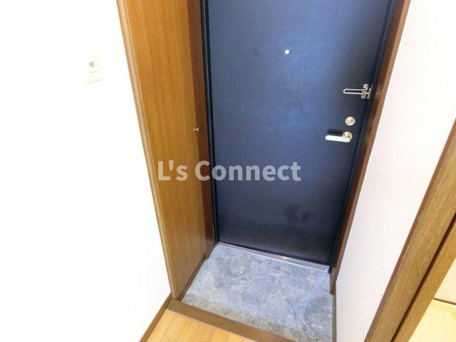 玄関　背の高い下駄箱で靴も収納できます。