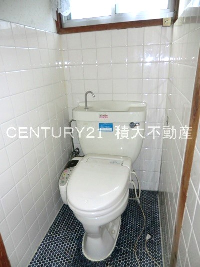 久宝寺5丁目ガレージ付き戸建てのトイレ写真