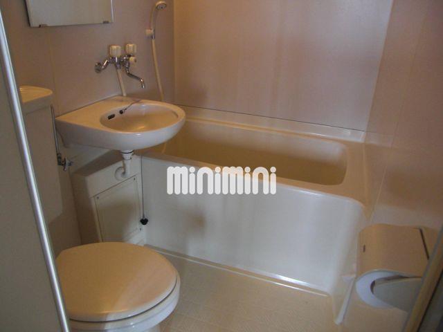 バス・シャワールーム　バス・トイレ一緒なので掃除もしやすいです。