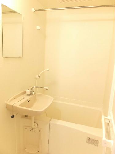 バス・シャワールーム　浴室換気乾燥機能付きです。