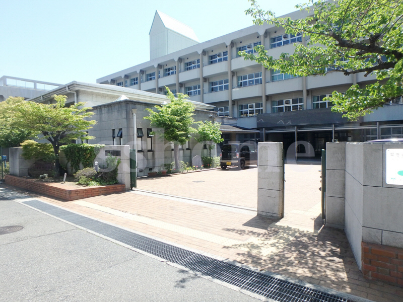 中学校　鷹匠中学校（中学校）まで395m