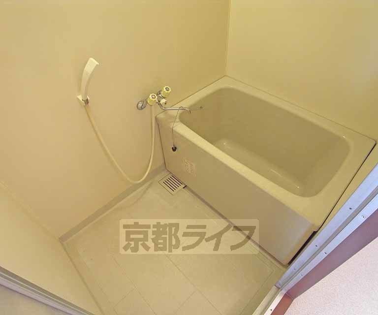 バス・シャワールーム　スッキリしたバスルームです。