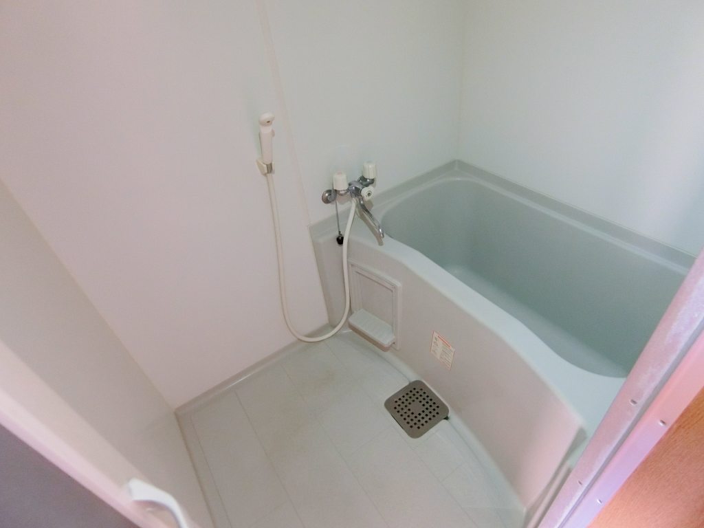 バス・シャワールーム　清潔感あるバスルーム