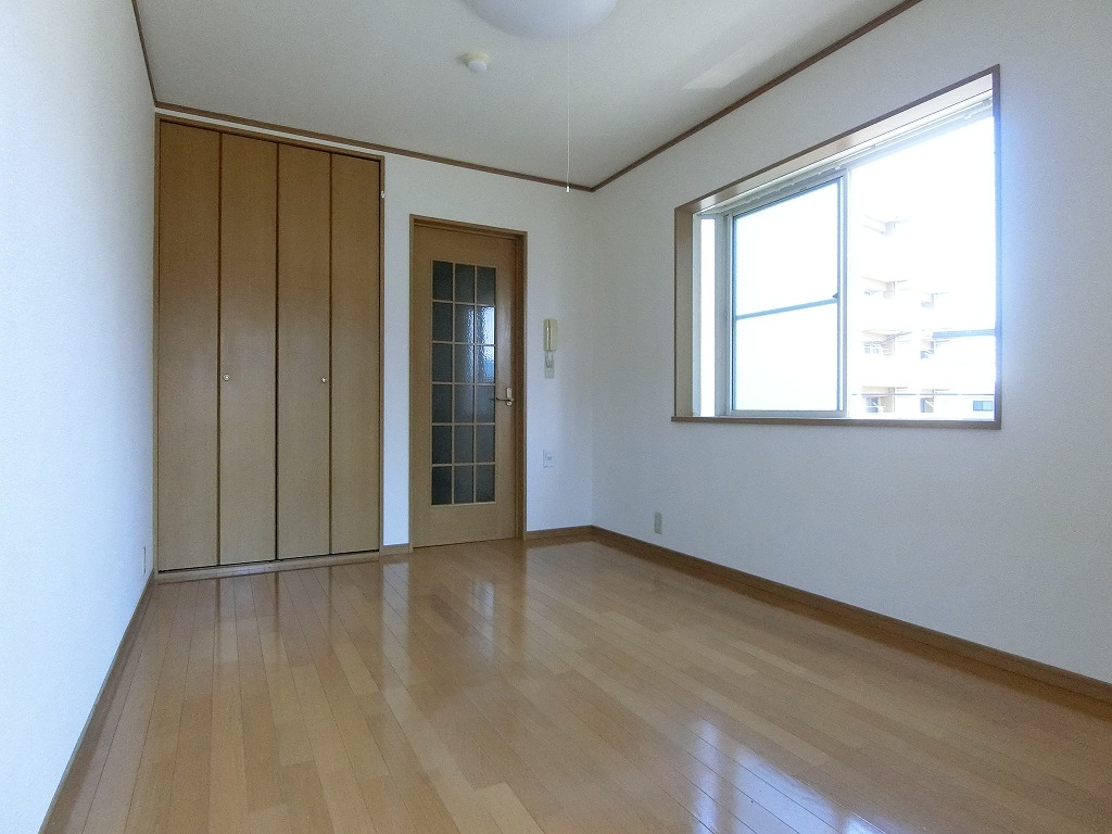 その他部屋・スペース　角部屋、出窓付　綺麗な室内