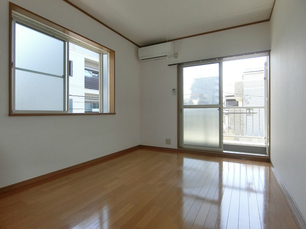 居室・リビング　前面棟なし日当り良好　エアコン・照明完備　雨戸付きです。