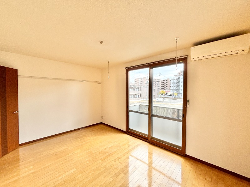 居室・リビング　※別号室の写真となります。