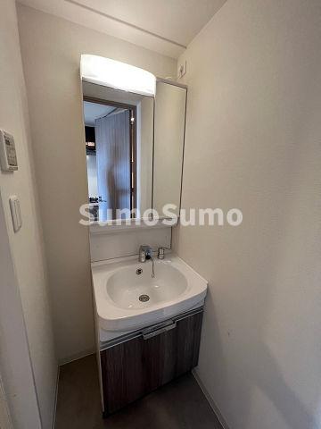 洗面設備　明るい洗面所です