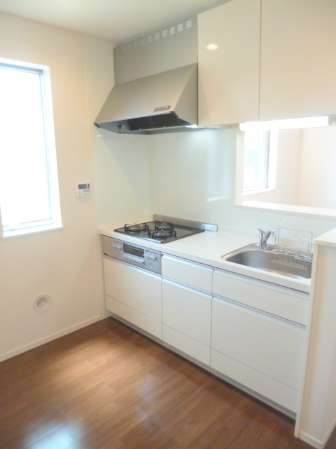 キッチン　★窓もある明るいグリル付きガス３口システムキッチン★