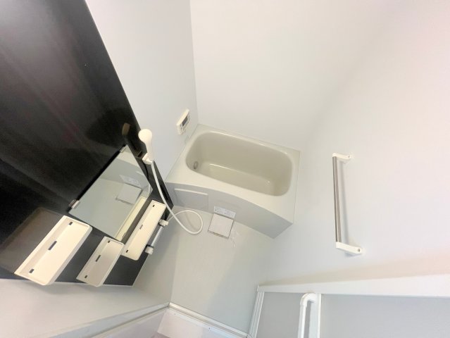 バス・シャワールーム　広めのお風呂は一日の疲れを癒してくれます。