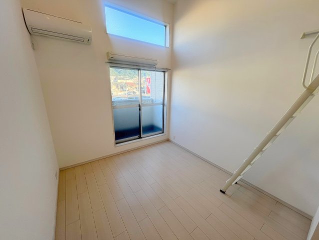 居室・リビング　明るく広々としたリビングです。