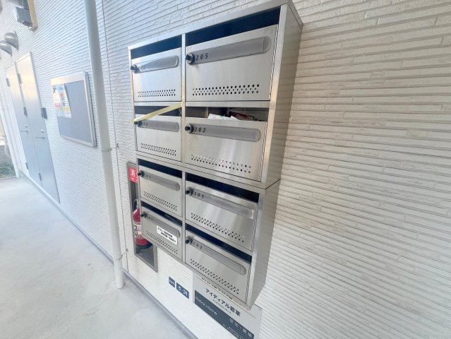 ロビー　ロビーにある各部屋毎のメールボックス。