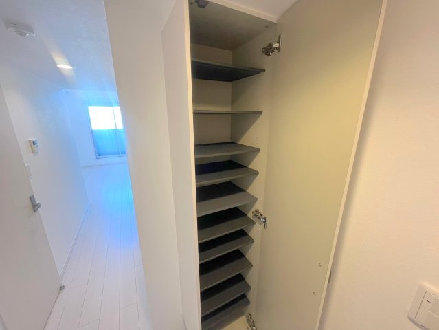 収納　大きいシューズボックスは靴がいっぱい入れれますね。