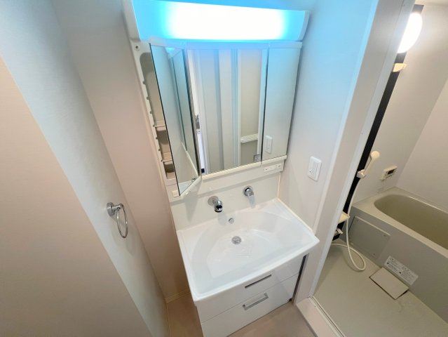 洗面設備　身支度が出来る独立洗面台です。