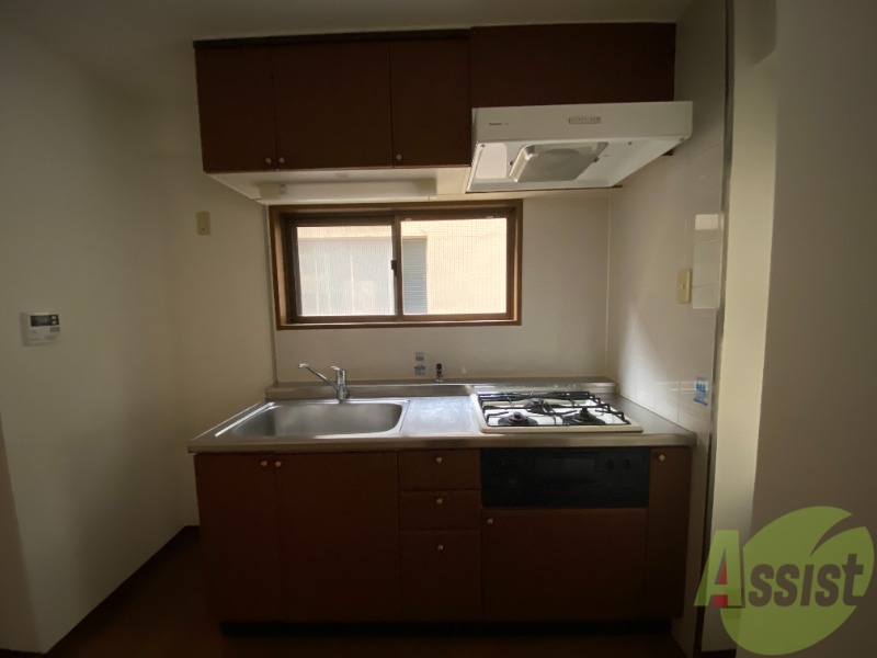 キッチン　キッチンに窓があるのでお肉もお魚も気軽に調理できます