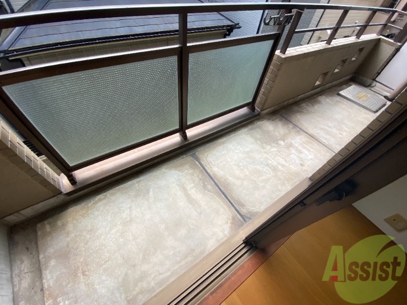 バルコニー　各部屋にバルコニーついています