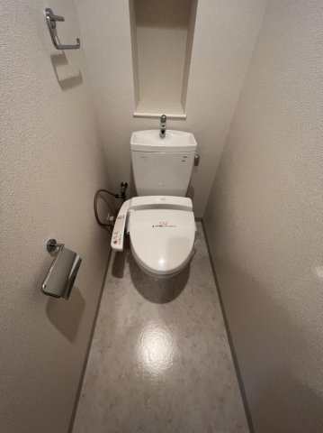 トイレ　反転間取り違うお部屋、温水洗浄便座付きトイレ