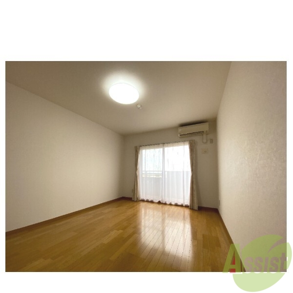 その他部屋・スペース　大きめの窓が付いてお部屋が明るく感じますね。