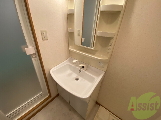 洗面設備　独立洗面所つきで身支度も便利そうですね。