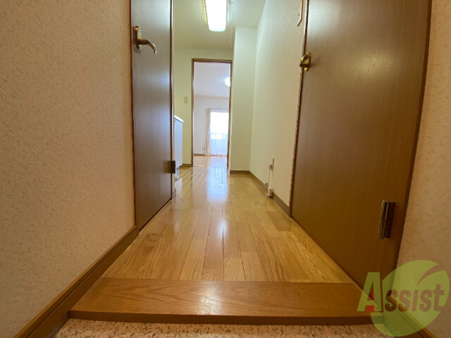 玄関　玄関は敷居が低くなっているのでつまづく心配なし。